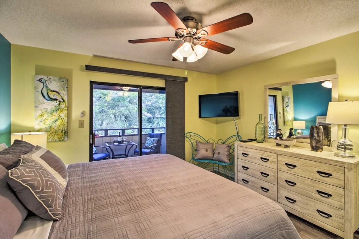 2nd-floor condo with balcony, indoor & outdoor pools, hot tub, grills, W/D, & AC