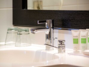 Bad mit Dusche/WC