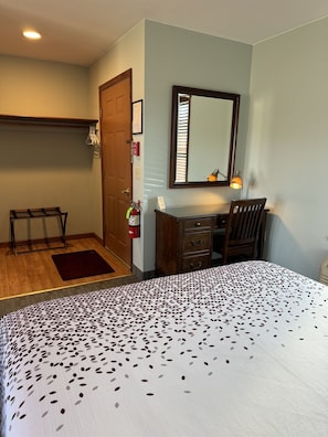 Redwood Rm 5 entrance with desk area