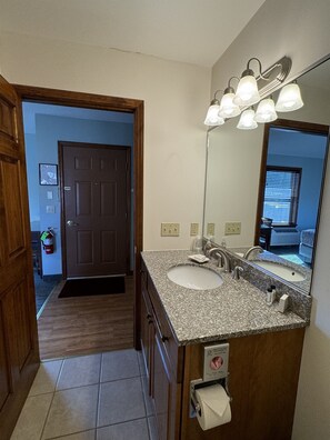 Ensuit bath with tub/shower in Room 6