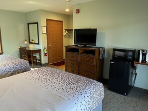 Redwood Room 6 - with desk. flat screen TV, mini fridge, Keurig and microwave