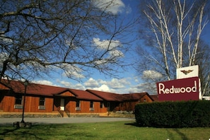 Redwood Inn & Suites