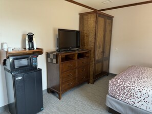 Room 8 - single Queen room with ensuite bath