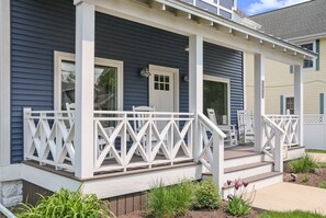 Relaxing front porch with 4 chairs