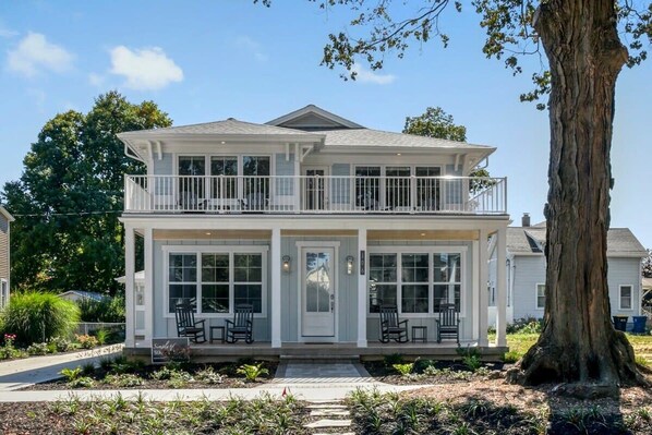 Welcome to LuxErie! Newly constructed in 2021 with your beach vacation in mind.