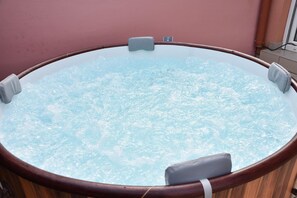 Indoor spa tub