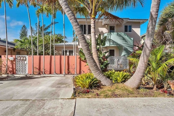 Art Deco Apt. w/ Pool, 1.5 Mi. To Beach