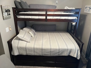 Queen Bed / Twin Bunk