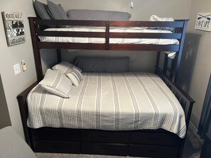 Queen Bed / Twin Bunk