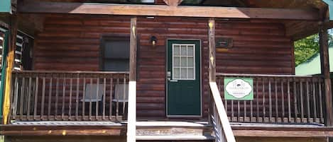 Cozy cabin very close to town without having to drive up the mountain roads.