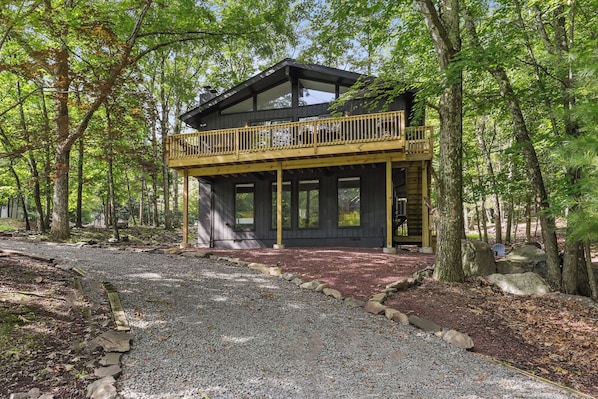 This spring, we invite you to experience the HOPSKIP HOME Luxury Chalet!