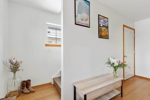 Foyer | No A/C | Complimentary Toiletries