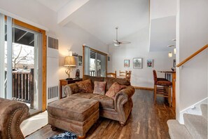 Vacation Rentals in Park City at Prospector Lodge 632: Living room
