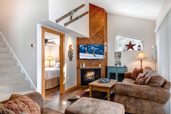 Vacation Rentals in Park City at Prospector Lodge 632: Living room