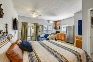 Complete Studio 1st level with Full Kitchen and bathroom!
