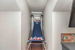 Basketball arcade in Bedroom 4