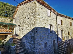 Vue d'ensemble de la bâtisse. Le gîte se trouve dans la partie droite