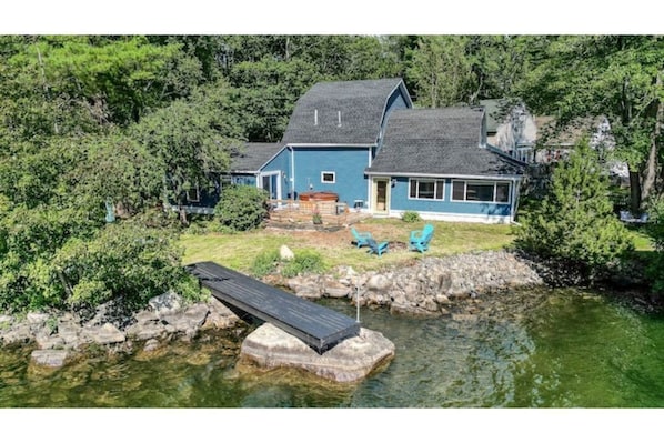 Private dock right to the 648 acre lake right in your back yard!