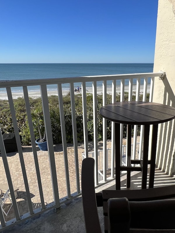 Jeff and Gina Properties - Belleair Beach Club 215 (BBC215) - Belleair Beach - 1 Bedroom - 1 Bathroom - Gulf Waterfront - Beach Front