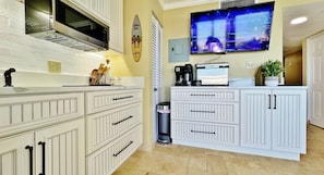 Jeff and Gina Properties - Belleair Beach Club 215 (BBC215) - Belleair Beach - 1 Bedroom - 1 Bathroom - Gulf Waterfront - Beach Front
