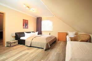 Schlafzimmer mit Doppelbett und 2 Einzelbetten