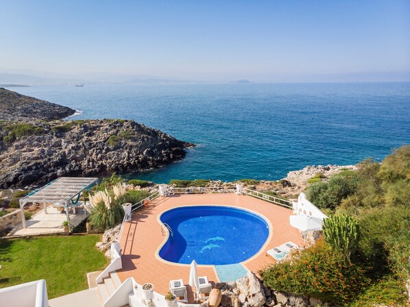 Seafront Villa, amazing view of the Aegean Sea!
