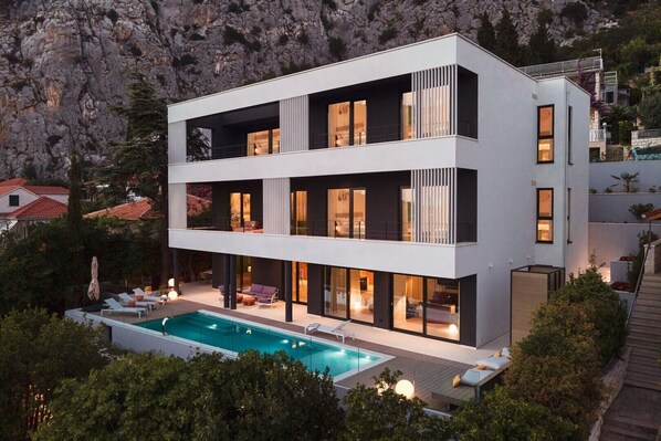 Unique and luxurious 7-bedroom villa with en-suite bathrooms