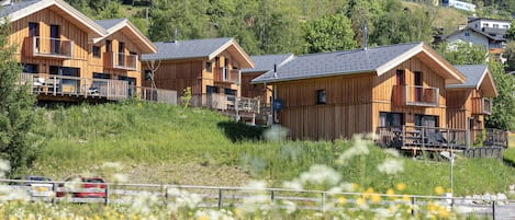 Außenansicht Sommer - Bergeralm Chalets by ALPS RESORTS 