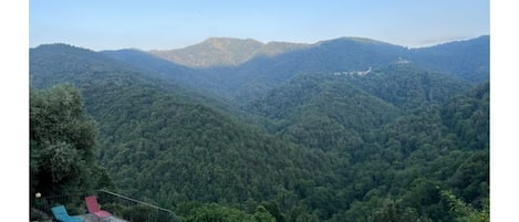 De la piscine ou du jacuzzi : vue sur la montagne ou sur la vallée