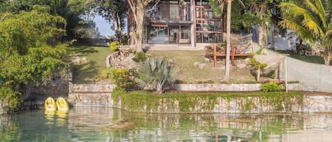 Enjoy our beautiful villa located at the top of the property, featuring stunning views of Bacalar Lagoon. Admire the clarity and tranquility of the water, and explore the area in our kayaks. Every corner of the villa offers spectacular views.