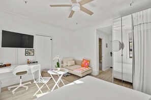 Queen size bed, AC. Ceiling fan, smart flat screen TV with workspace area. Lounge chair