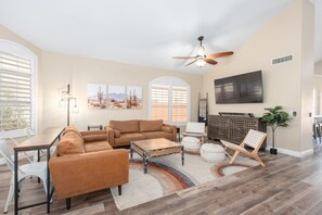 Comfortable living room with plenty of space. Desert design details throughout.
