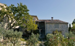 l'appartement avec sa terrasse privée depuis l'escalier