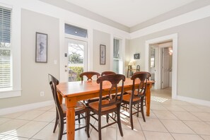 Griffins Getaway- Dining Area