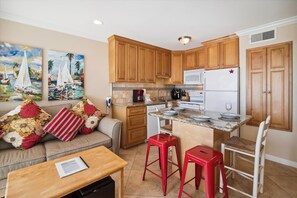 Spend quality time together - The open layout makes it easy for everyone to enjoy each other’s company, whether you’re cooking in the kitchen, surfing the web at the dining table, or stretched out with a book in the living area.