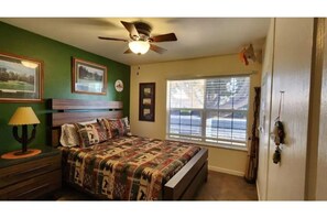 Guest bedroom-Queen bed