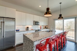 Seating for 5 at the kitchen island