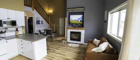 Living room.
Gas fireplace, cozy seating and mountain views out of the window!