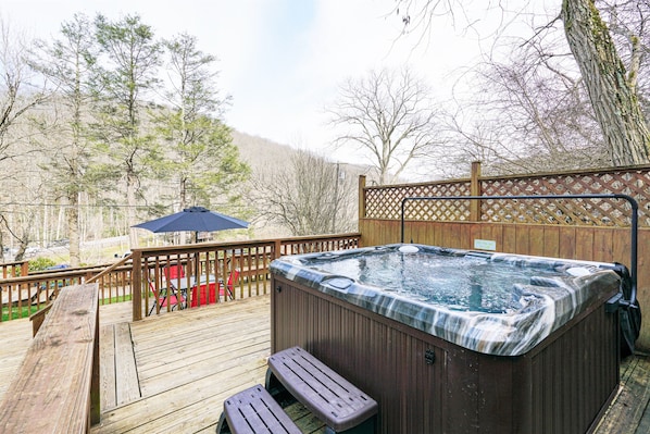 Outdoor spa tub