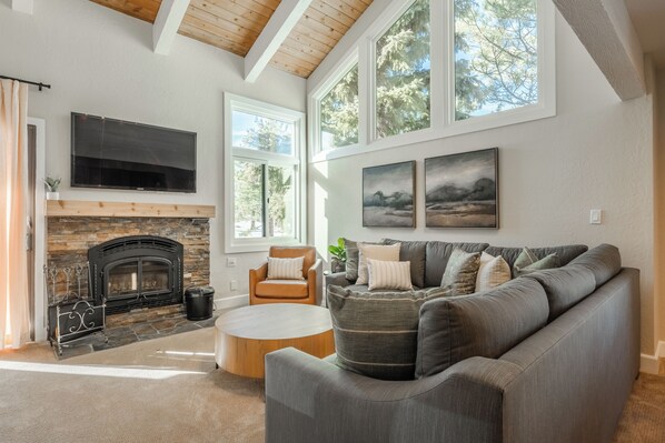Living Room w/ natural light, views.
Fully remodeled w/ new furniture