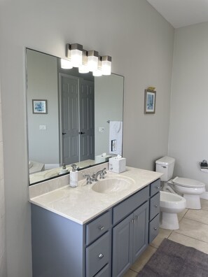 Master bathroom with his and hers sinks on opposite side of the tub.