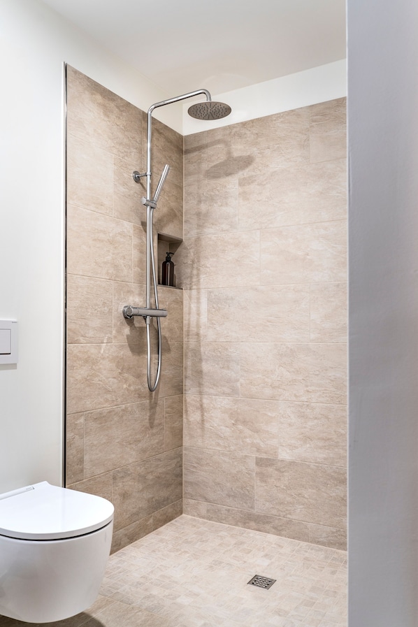 Badezimmer mit Raindance-Dusche & WC