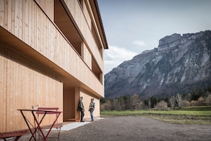 vor dem Apartmenthaus Blick zum Hausberg Kanisfluh