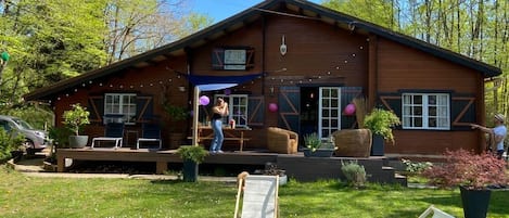 Jardin de 800 m2. Pelouse devant le chalet et petit bois sur le reste du terrain