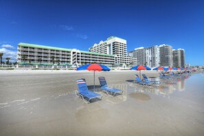 Pool, Pool deck and all amenities closed.