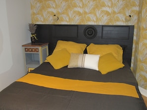 Confortable lit double de 140 cm x 190 cm et linge de lit éco-responsable
