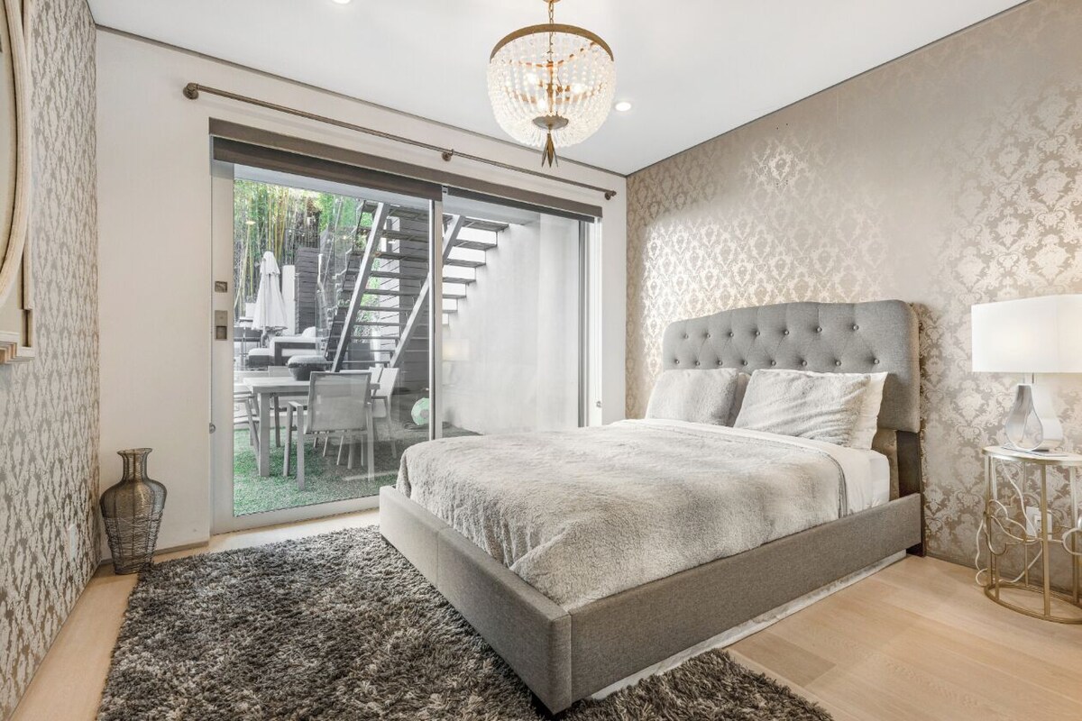 Sunset Heights – Elegant Modern Villa with Beautiful Views in the Hills