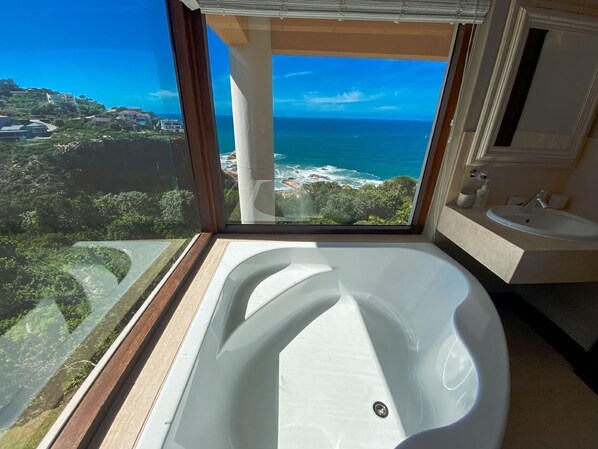 Bathroom Blue. Näher ans Meer geht nicht. 
