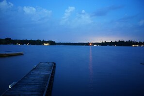 Fassade der Unterkunft – Abend/Nacht