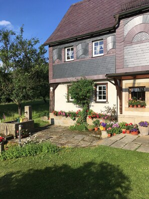 Terrasse vor dem Haus mit Ferienwohnung unten links